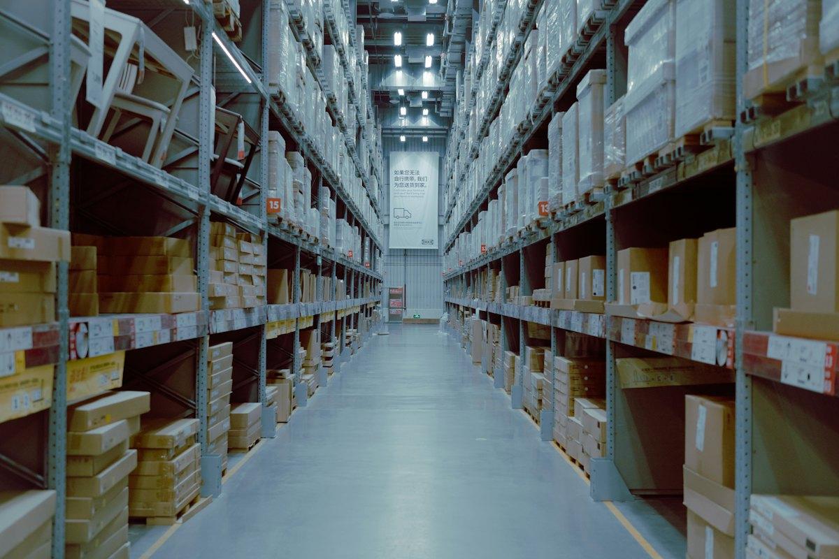 Allée d’entrepôt avec rayonnages de stockage