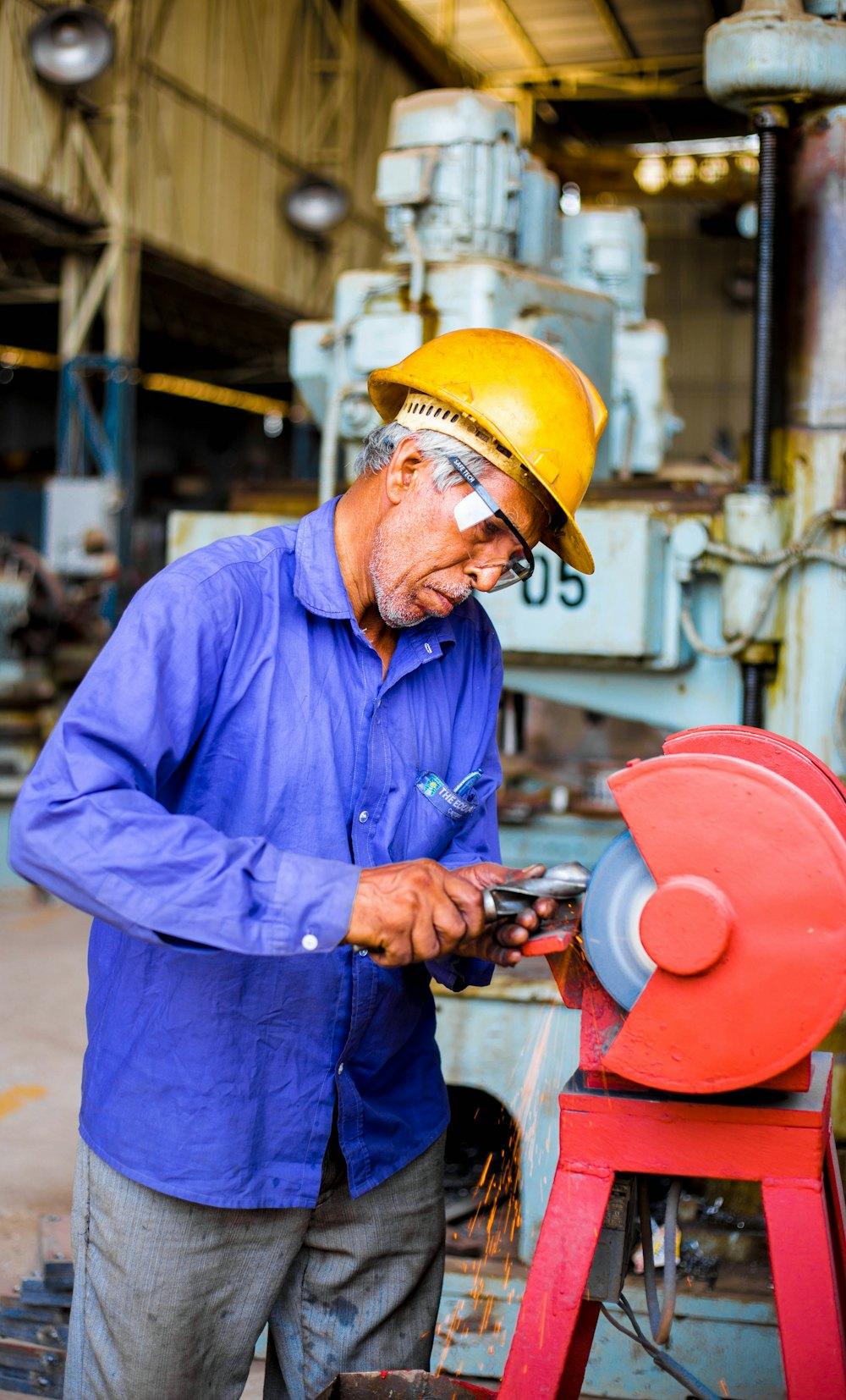 Technicien industriel en intervention sur une machine