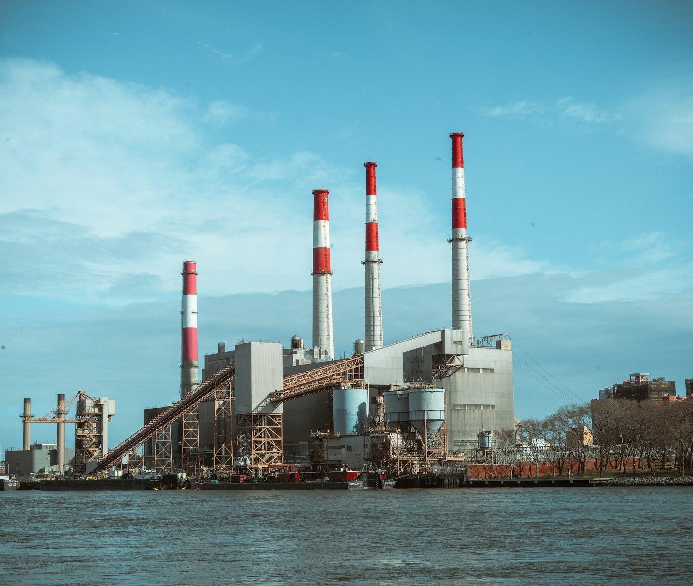 Site industriel avec cheminées sous un ciel bleu